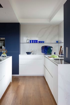 Cuisine ouverte design bleu et blanc Perene