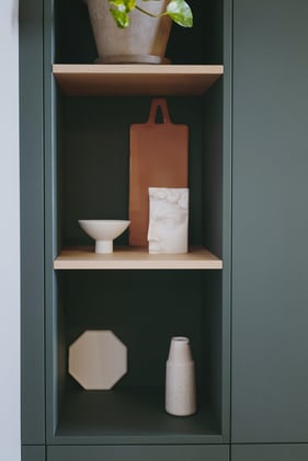 étagère sur mesure en chêne dans cuisine perene