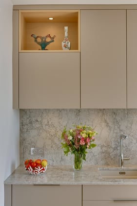 Cuisine moderne Perene Cherbourg avec décorations et marbre