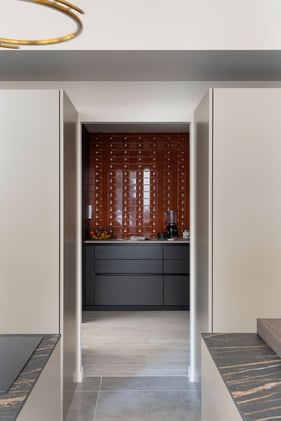 L'entrée du cellier camouflée dans la cuisine