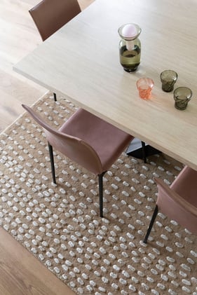 Chaises et tapis décoration par Perene Annecy