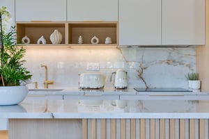 Cuisine claire moderne et plan de travail en marbre et bois 