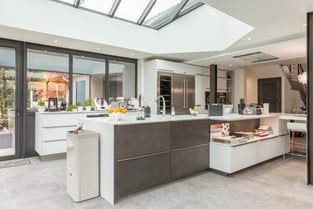 cuisine laque béton et blanche sous véranda