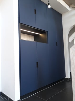 Petit niche décorative en noir mat et bois 