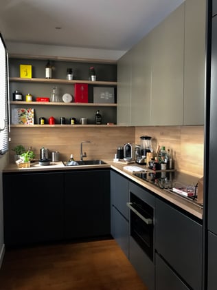 Cuisine Perene sur mesure laque vert de gris et carbone. Plan de travail en chêne blanchi