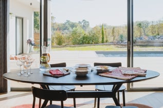 repas terrasse moderne table