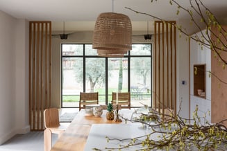 Cuisine ouverte sur le salon, bois et blanc Perene Lyon 4 