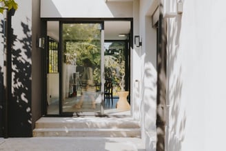 entrée maison architecte avec porte fenêtre perene 