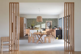Une cuisine dans une maison à l'esprit provençal réalisée par Perene Lyon Croix Rousse