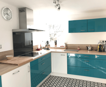 modele-bleu-et-blanc-inspiration-escale-une-cuisine-equipee-par-socooc-perigueux
