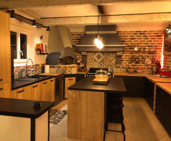 cuisine-noir-mat-et-chene-vintage-so-indus-une-cuisine-equipee-par-socooc-nice