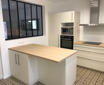 sobre-et-chic-pour-saccorder-au-carrelage-une-cuisine-equipee-par-socooc-bourges