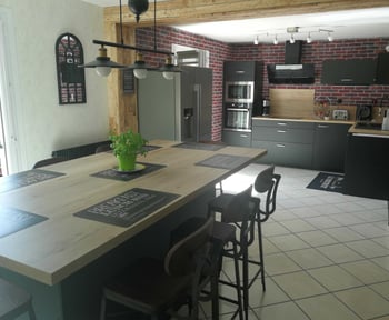 cuisine-en-l-avec-une-table-snack-une-cuisine-equipee-par-socooc-amiens