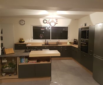 cuisine-grise-et-bois-une-cuisine-equipee-par-socooc-evreux