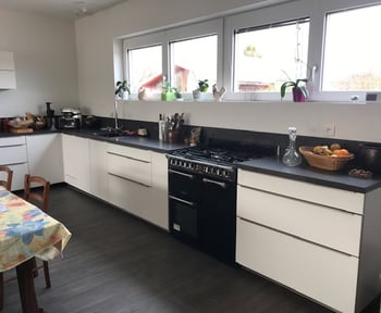cuisine-moderne-avec-un-plan-de-travail-en-pierre-une-cuisine-equipee-par-socooc-saintes