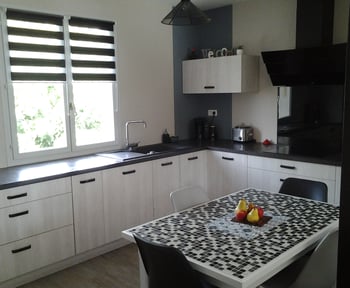 une-cuisine-equipee-avec-une-grande-verriere-une-cuisine-equipee-par-socooc-saintes-1