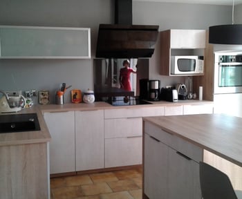 une-cuisine-epuree-avec-des-facades-effet-ciment-une-cuisine-equipee-par-socooc-saintes