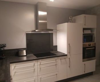 une-cuisine-en-l-avec-du-blanc-brillant-une-cuisine-equipee-par-socooc-saintes