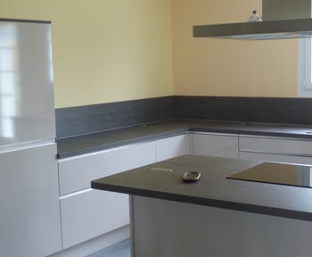 une-cuisine-avec-cuisson-sur-ilot-une-cuisine-equipee-par-socooc-saintes