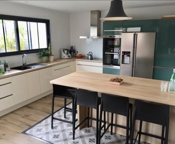 la-cuisine-bicolore-de-christophe-et-chrystel-une-cuisine-equipee-par-socooc-la-rochelle