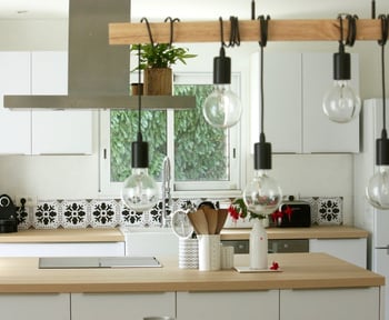 une-cuisine-lumineuse-epuree-et-pleine-de-charme-une-cuisine-equipee-par-socooc-la-rochelle