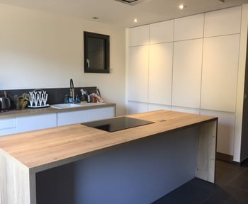 une-cuisine-moderne-dans-un-chalet-de-haute-savoie-une-cuisine-equipee-par-socooc-villefranche