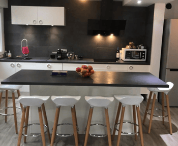 cuisine-blanc-coco-et-noir-structure-une-cuisine-equipee-par-socooc-colmar