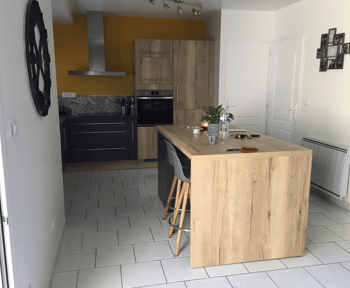 cuisine-en-bois-avec-ilot-une-cuisine-equipee-par-socooc-lens