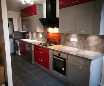 la-cuisine-lineaire-sochic-en-rouge-et-gris-de-martin-une-cuisine-equipee-par-socooc-villiers-sur