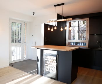 cuisine-total-look-noir-une-cuisine-equipee-par-socooc-cannes
