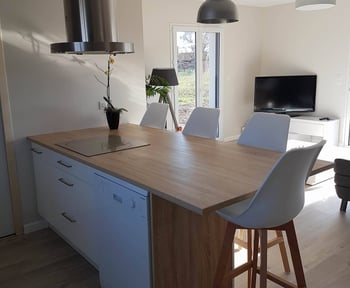 une-belle-cuisine-avec-ilot-une-cuisine-equipee-par-socooc-toulouse-st-orens