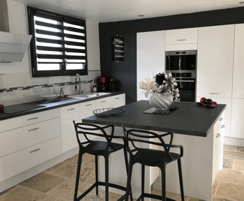 cuisine-blanche-et-ardoise-une-cuisine-equipee-par-socooc-ales