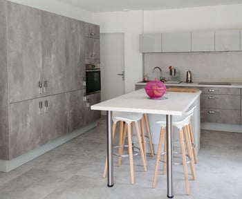 cuisine-beton-cire-avec-mur-de-colonnes-une-cuisine-equipee-par-socooc-antibes