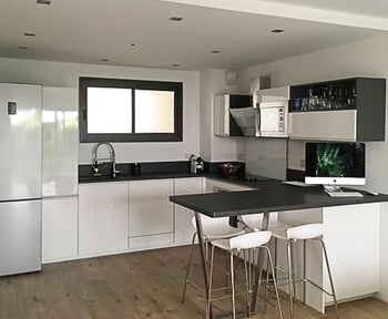 cuisine-blanc-brillant-avec-coin-bureau-repas-une-cuisine-equipee-par-socooc-antibes
