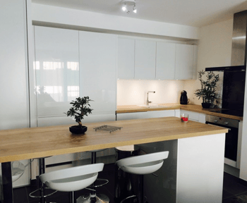 cuisine-sans-poignee-epuree-et-lumineuse-une-cuisine-equipee-par-socooc-antibes