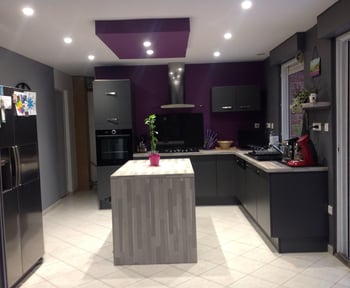 tres-belle-cuisine-avec-ilot-central-une-cuisine-equipee-par-socooc-lens