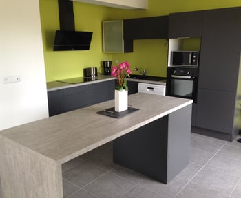 cuisine-equipee-et-grand-ilot-central-une-cuisine-equipee-par-socooc-lens