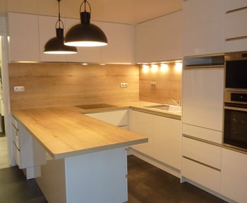 cuisine-tendance-blanc-brillant-et-bois-une-cuisine-equipee-par-socooc-clermont-ferrand
