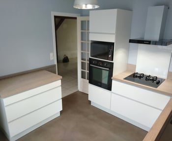 cuisine-en-l-blanc-brillant-une-cuisine-equipee-par-socooc-blois