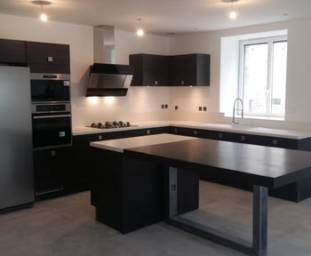 cuisine-en-l-avec-ilot-et-espace-repas-une-cuisine-equipee-par-socooc-blois