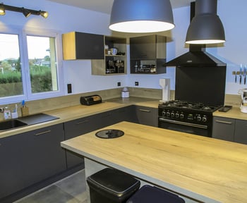 tres-belle-cuisine-en-u-avec-ilot-une-cuisine-equipee-par-socooc-lyon-saint-priest-1
