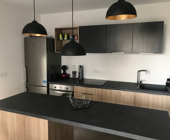 un-bel-accord-de-coloris-une-cuisine-equipee-par-socooc-lyon-saint-priest