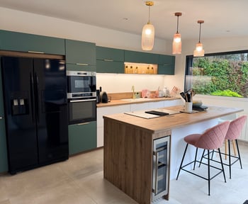 Une cuisine lumineuse haute en couleurs