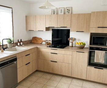 cuisine en L plan de travail et façades bois 