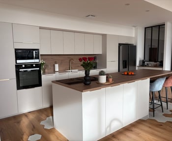 linéaire + îlot avec espace repas 4 personnes