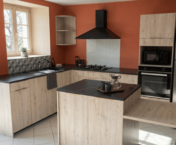 Cuisine bois et plan travail noir