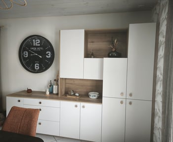 Joli meuble de salon sur mesure, en cohérence avec la cuisine !