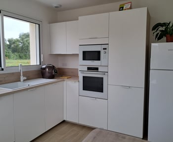 Cuisine sobre en blanc pur et bois clair