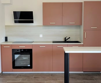 Cuisine en terra rosa avec un coin repas