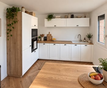 Cuisine blanche a cadre et plan de travail bois 